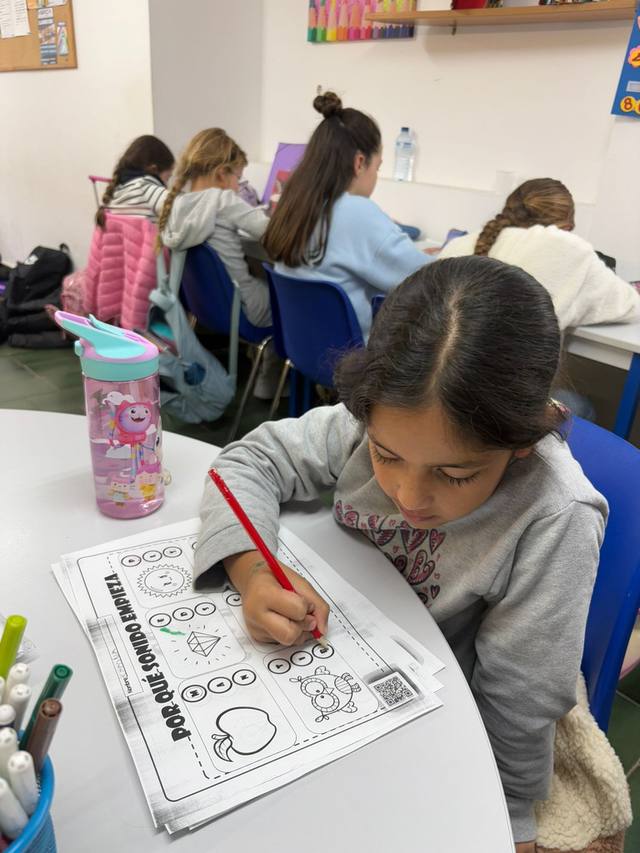 Una alumna fent exercicis d'anglès