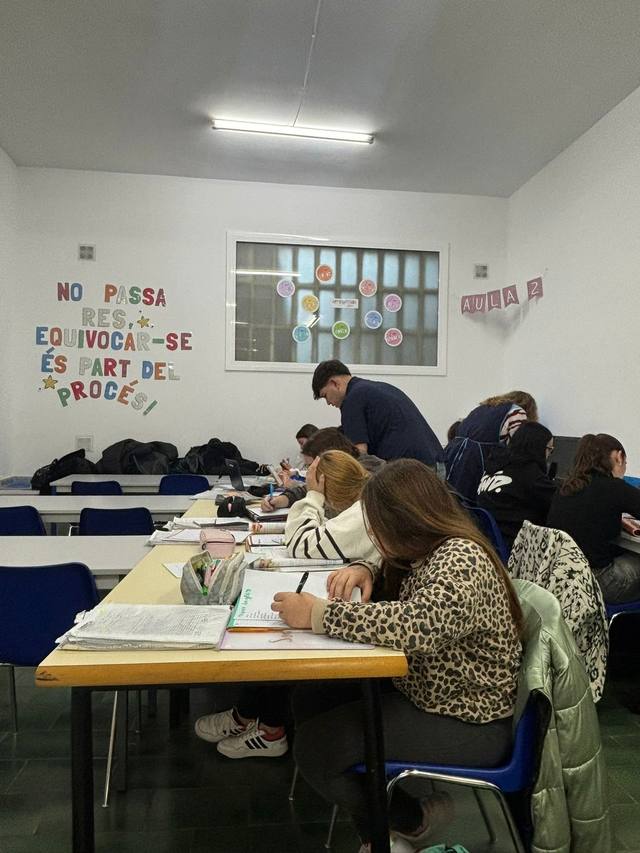 Alumnes de batxillerat estudiant a l'aula