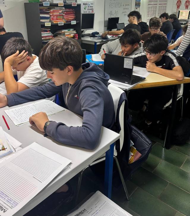Un alumne d'ESO concentrat en els seus apunts