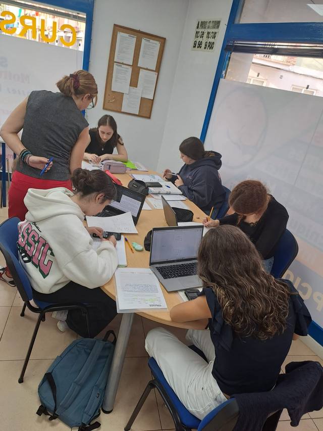 Estudiants treballant amb ordinadors portàtils