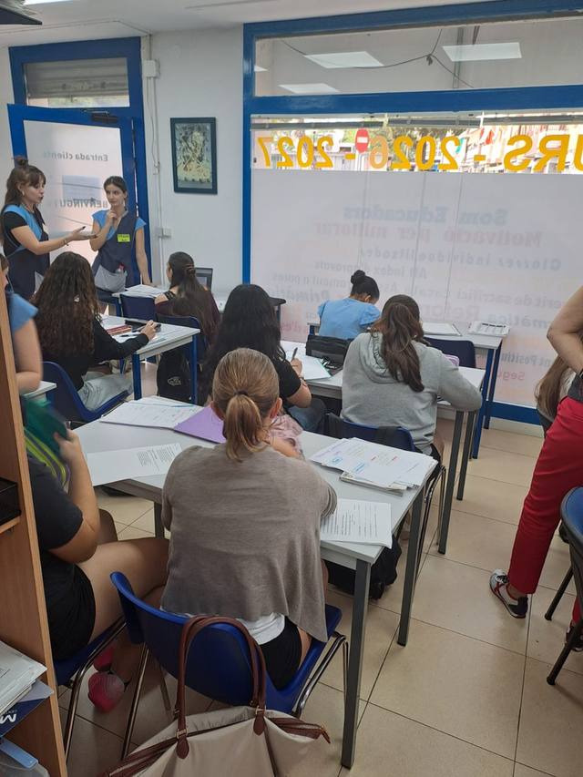 Aula amb alumnes preparant proves
